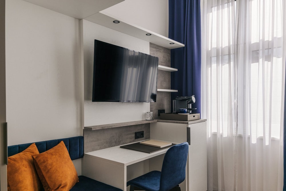 East-Side Hotel 18