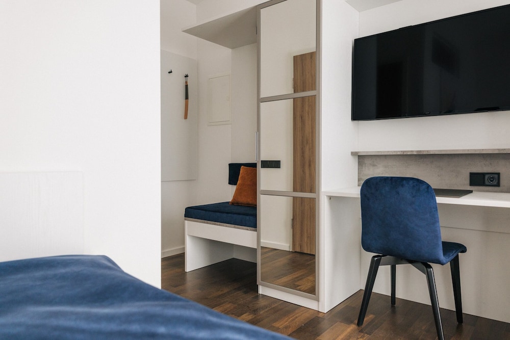 East-Side Hotel 23