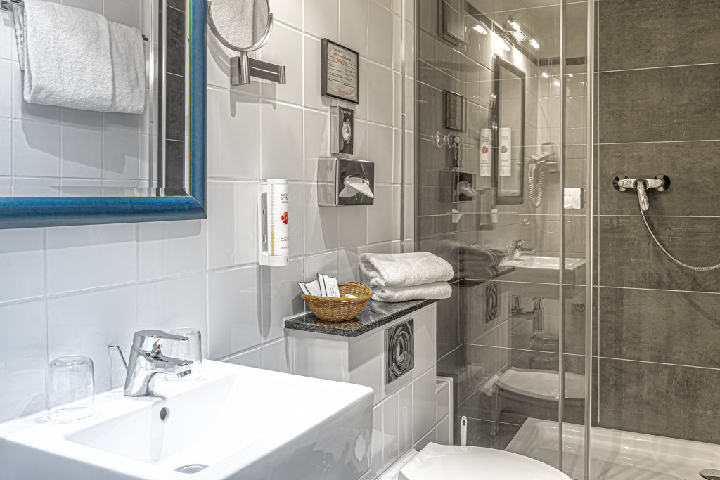 Ramada by Wyndham Frankfurt Central Station 1