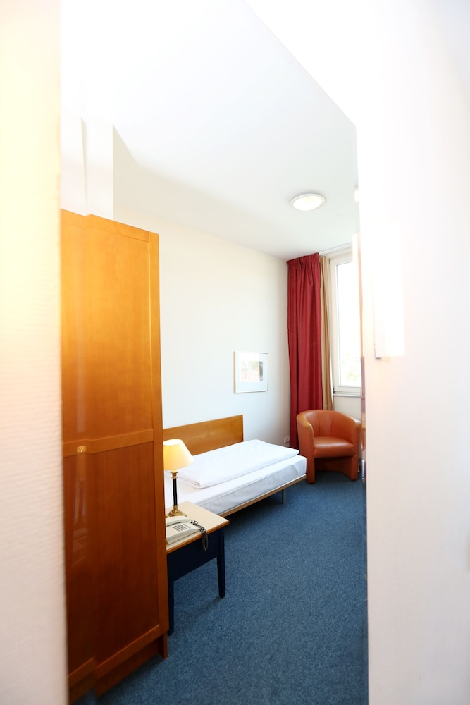 Hoteltow 18
