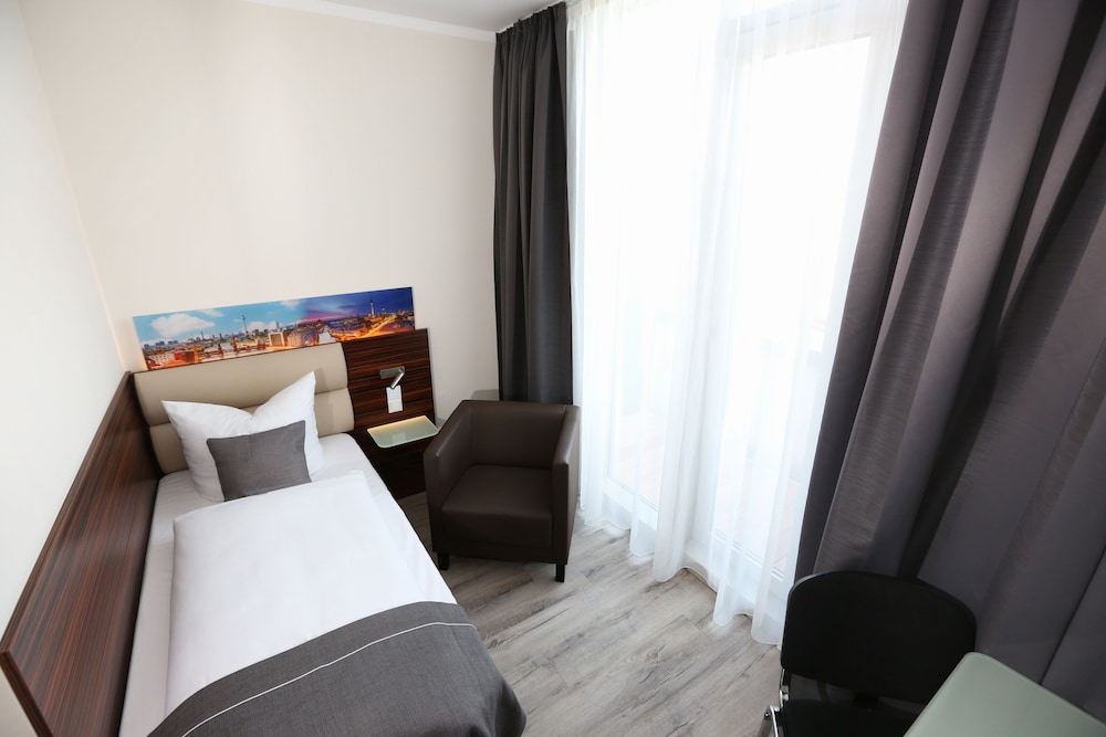 Hoteltow 16