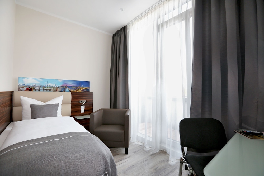Hoteltow 15