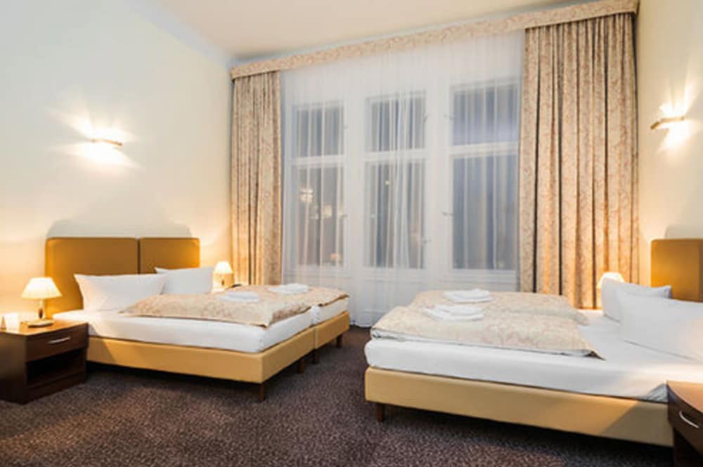 Upper Room 24
