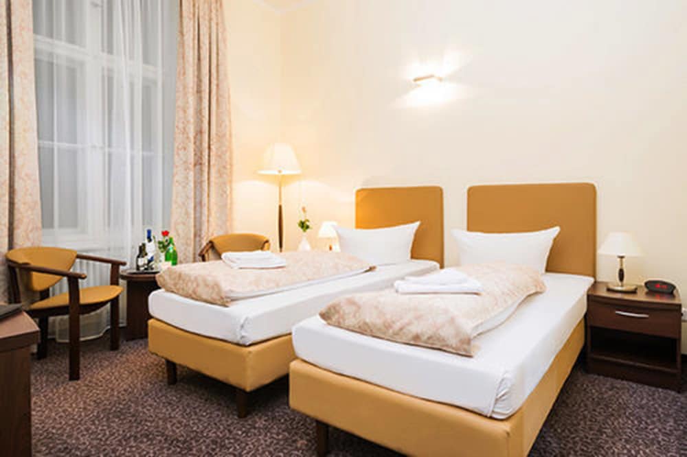 Upper Room 8