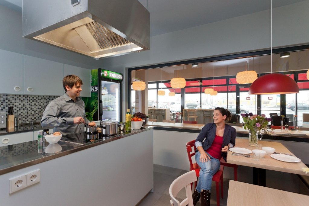 Meininger Hotel Berlin Airport 5