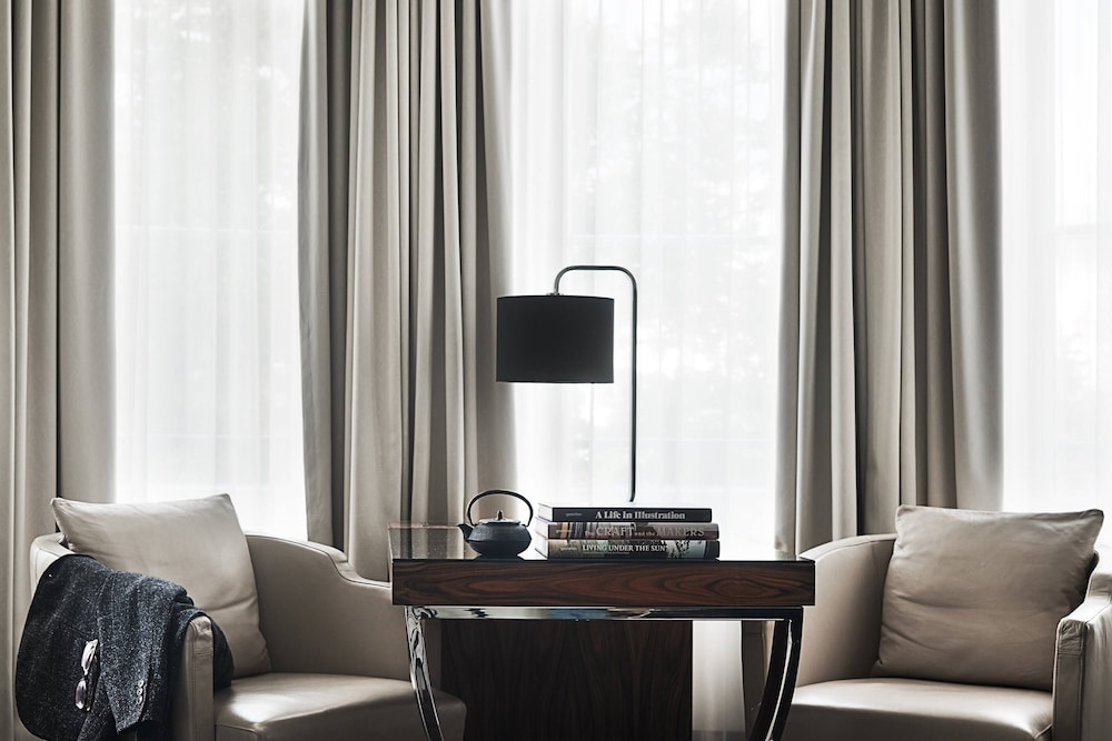 Roomers Berlin Steinplatz, Autograph Collection 17