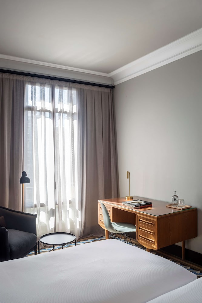 Alexandra Barcelona Hotel, Curio Collection by Hilton 11
