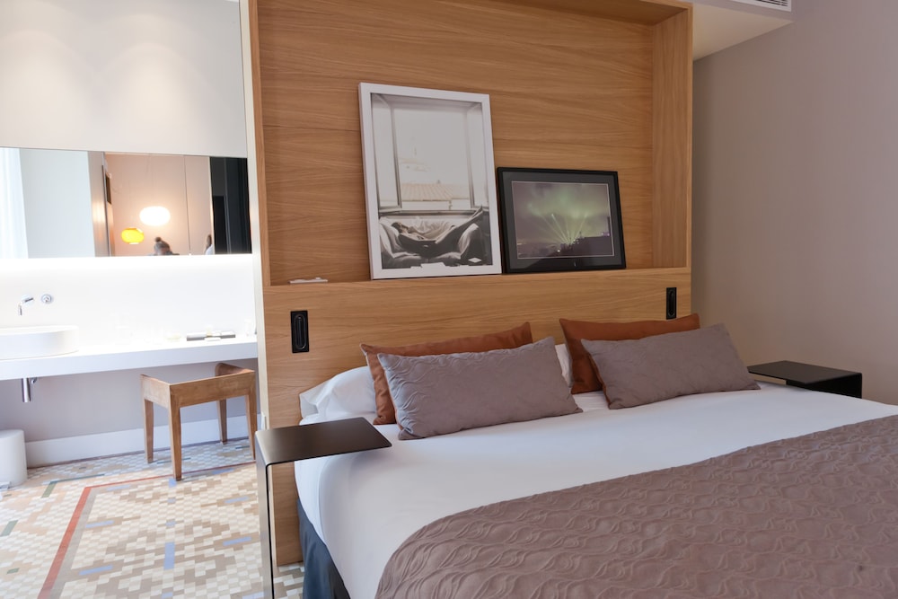 Alexandra Barcelona Hotel, Curio Collection by Hilton 4