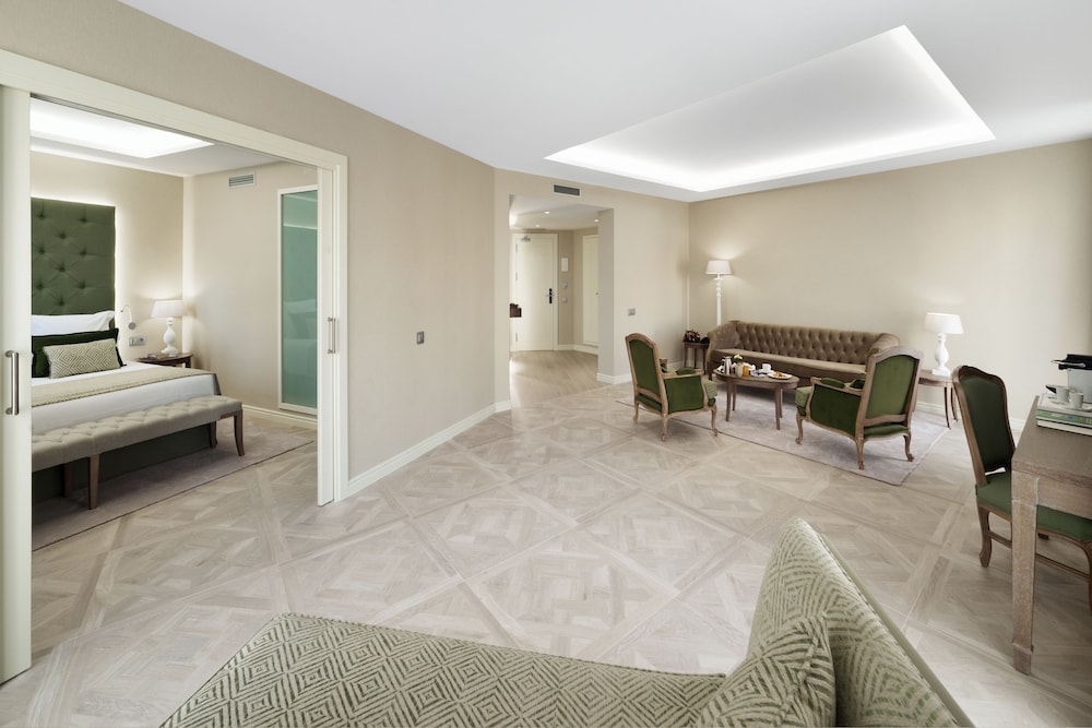 Lamaro Hotel 24