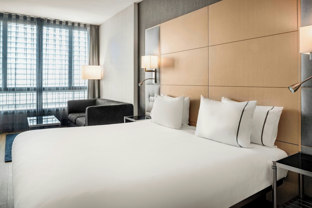 AC Hotel Victoria Suites 8
