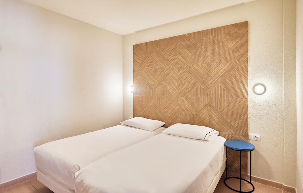 Apartamentos Hesperia Barcelona Sant Joan 18