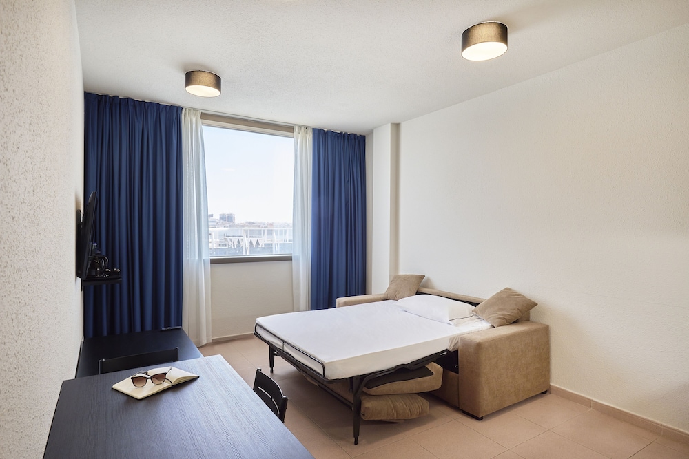 Apartamentos Hesperia Barcelona Sant Joan 19