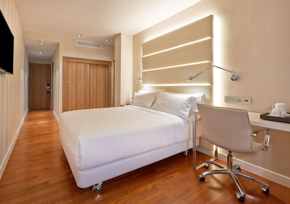 NH Barcelona Les Corts 12