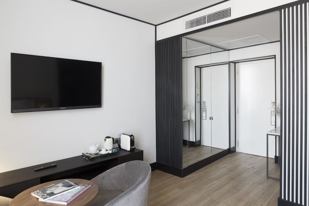 ICON Embassy 16