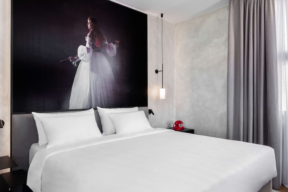 Radisson RED Madrid 24