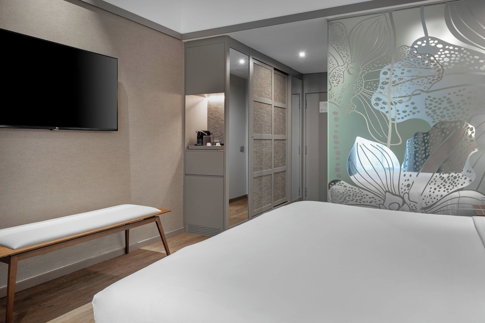 AC Hotel Recoletos 10