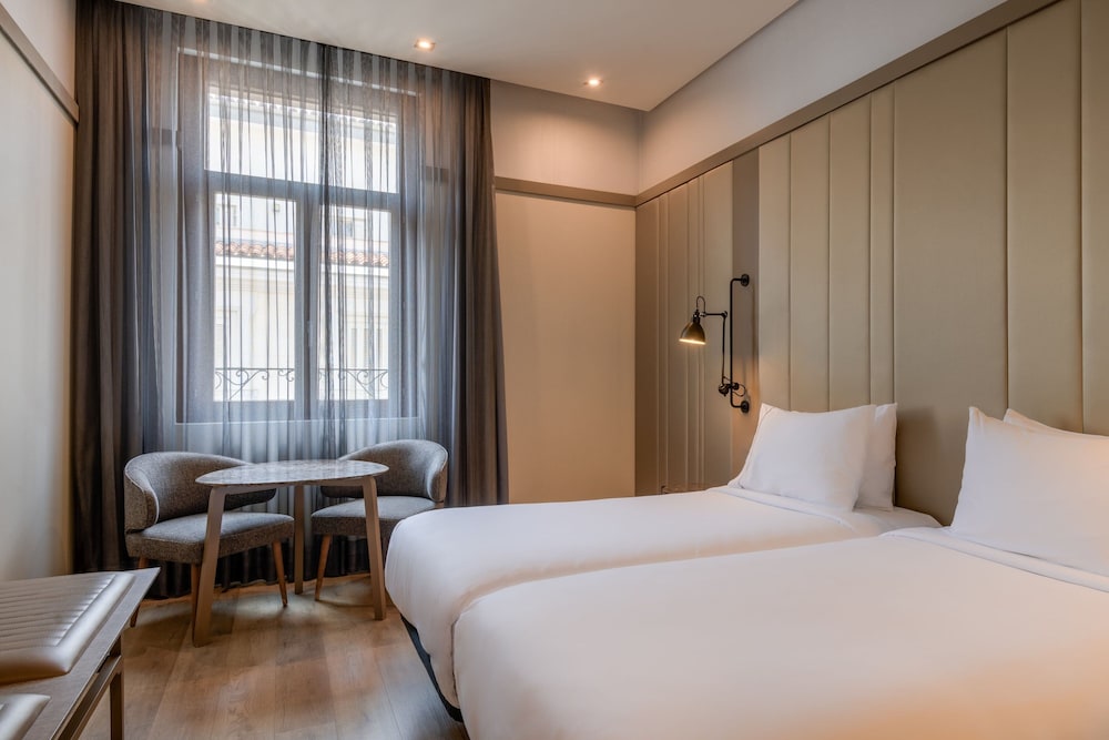 AC Hotel Recoletos 19
