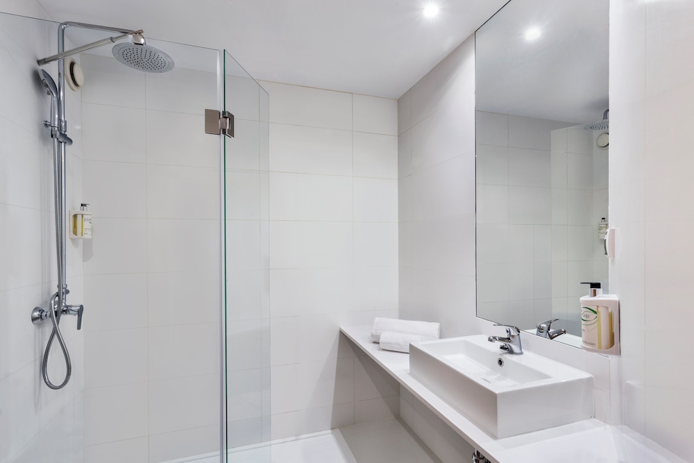 B&B HOTEL Madrid Aeropuerto T1-T2-T3 14