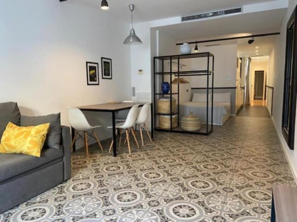 Liceu Apartments by Gaiarooms 24