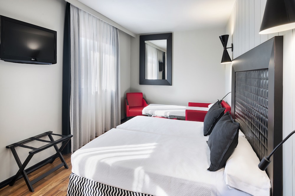 Sallés Hotel Aeroport Girona 10
