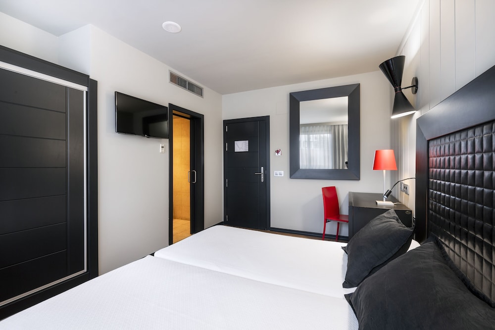 Sallés Hotel Aeroport Girona 12