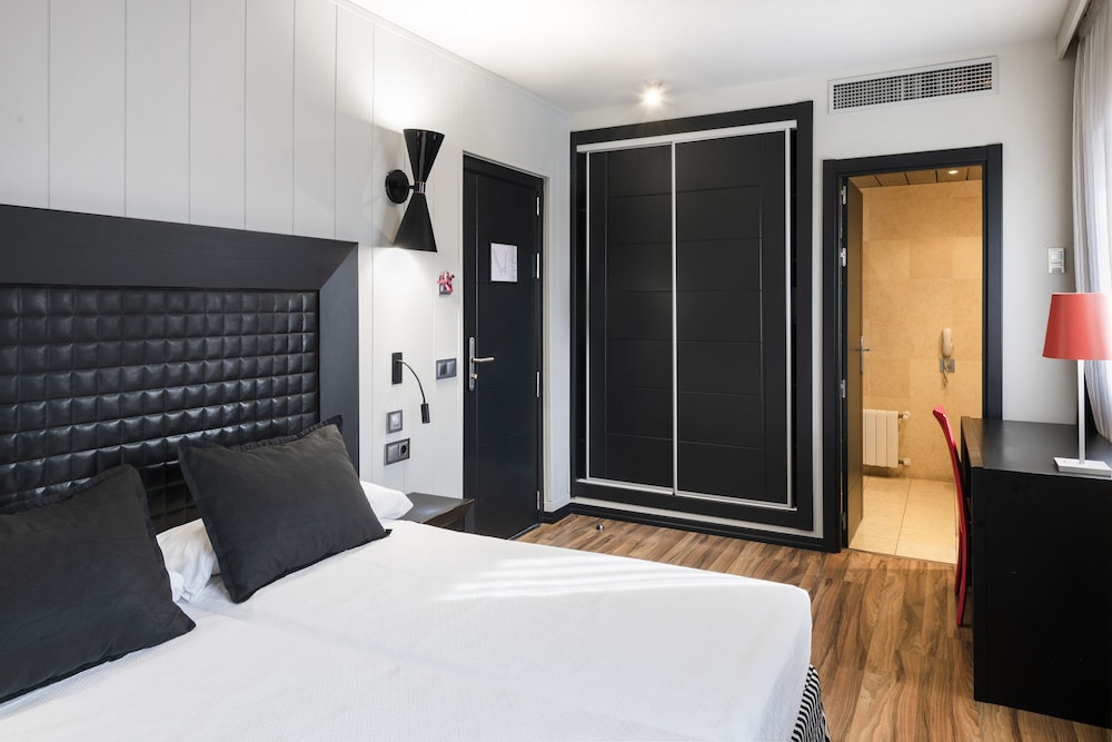 Sallés Hotel Aeroport Girona 13