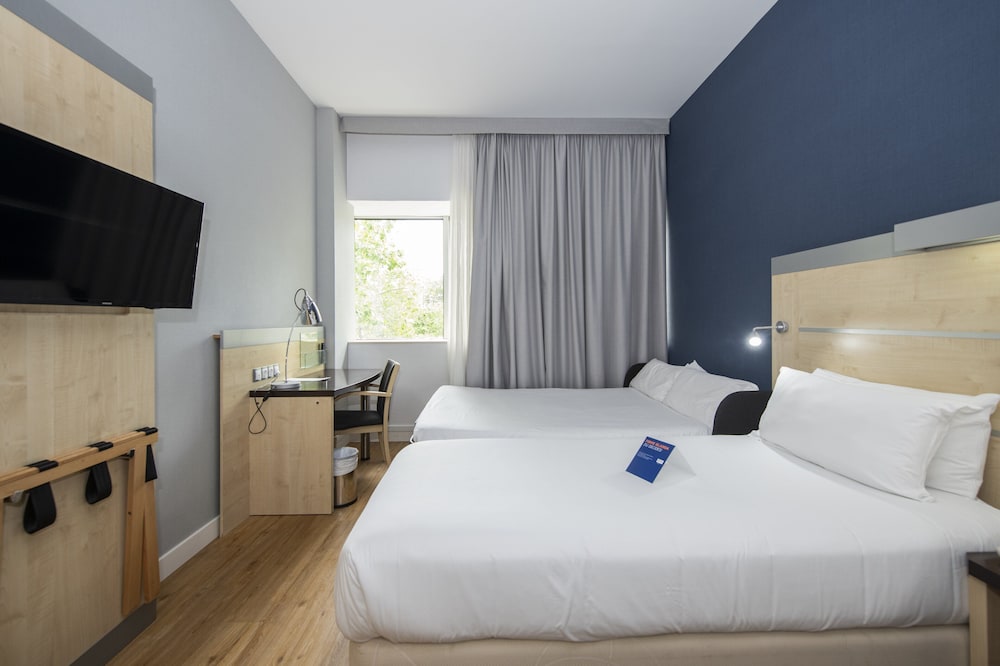 Holiday Inn Express Barcelona - City 22@ 23