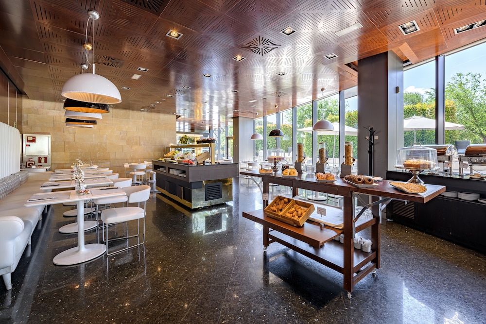 Hotel Maydrit 24