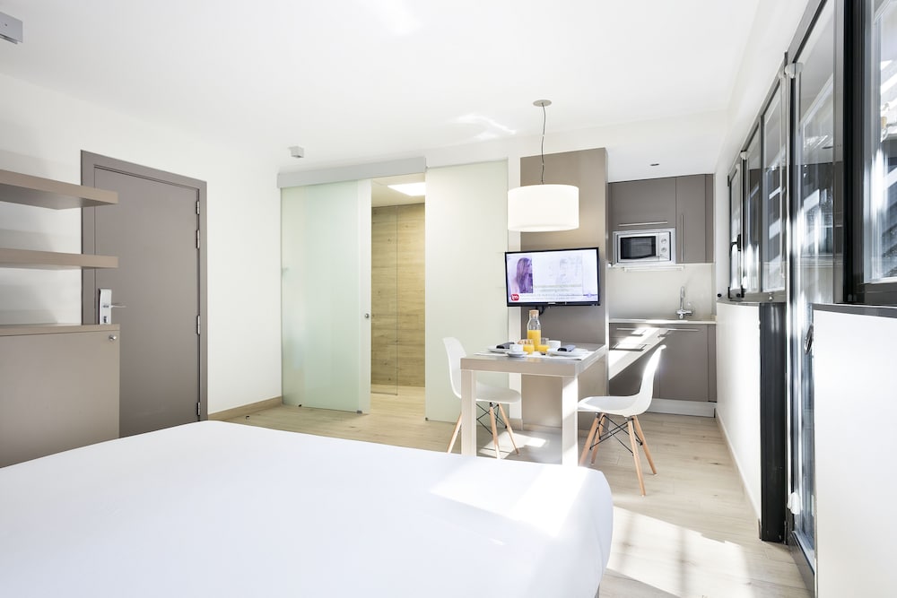 Aparthotel BCN Montjuic 9