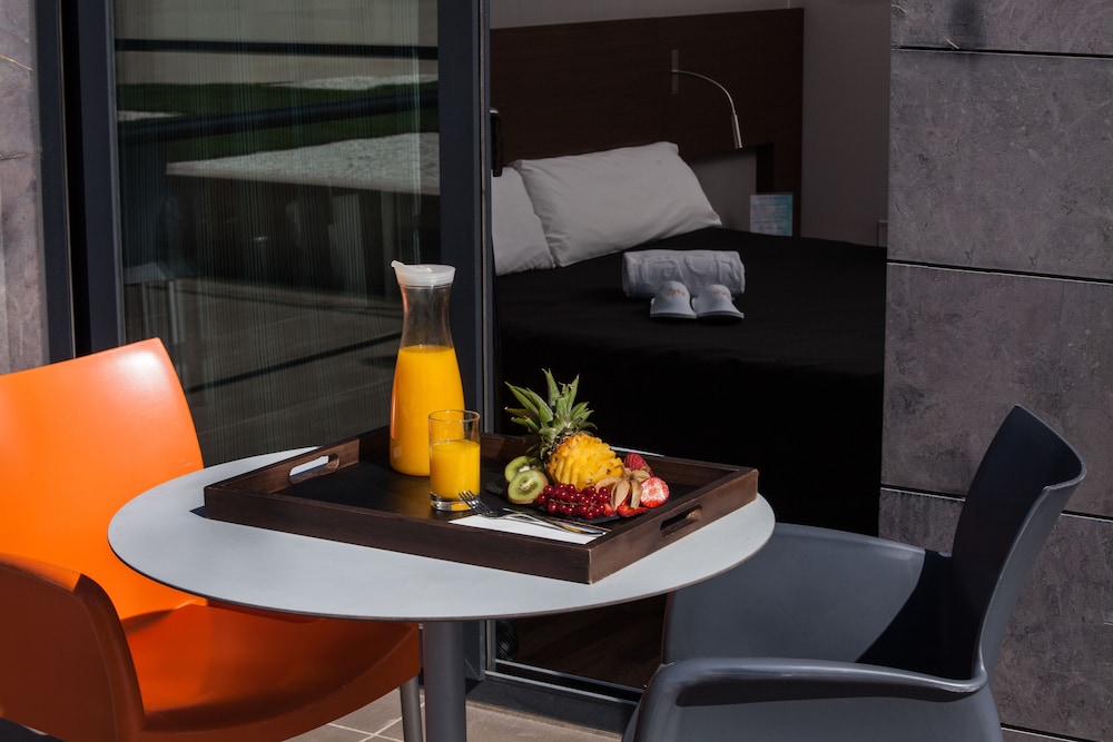 täCH Madrid Airport Hotel 7