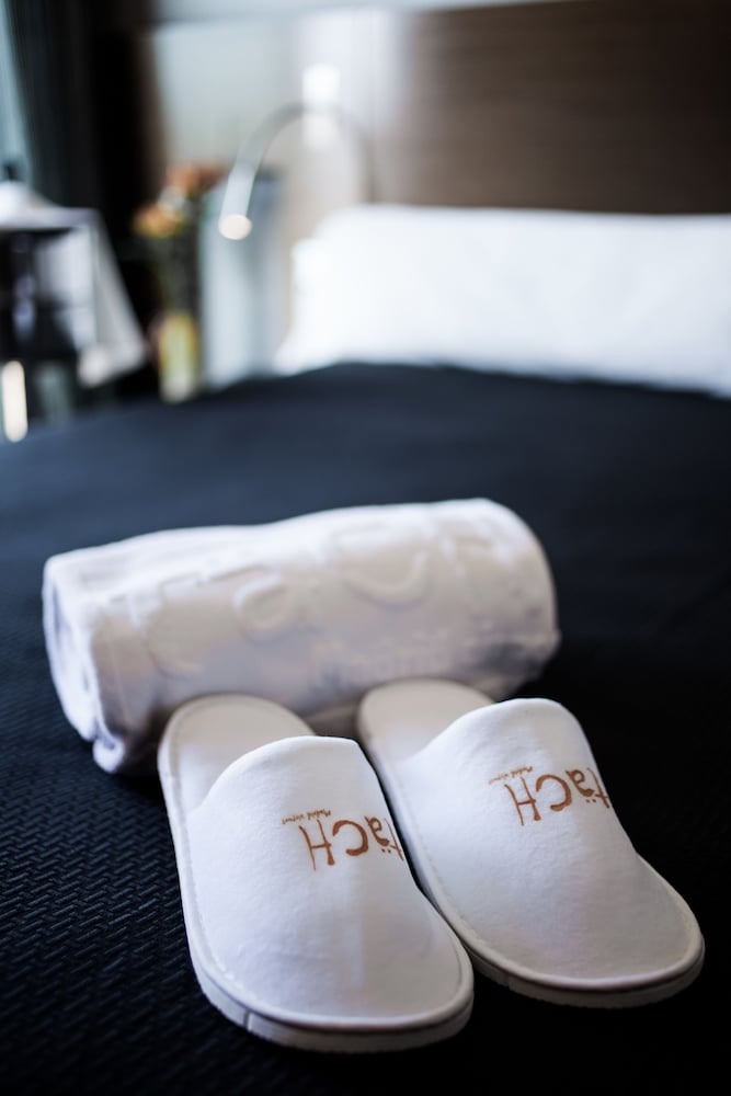 täCH Madrid Airport Hotel 6
