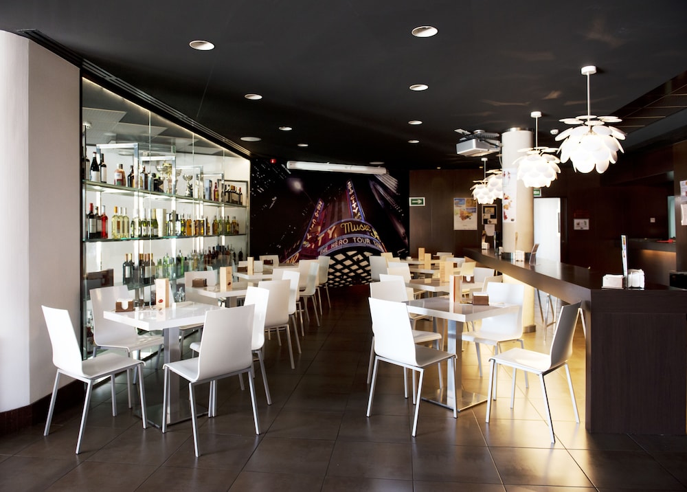täCH Madrid Airport Hotel 24