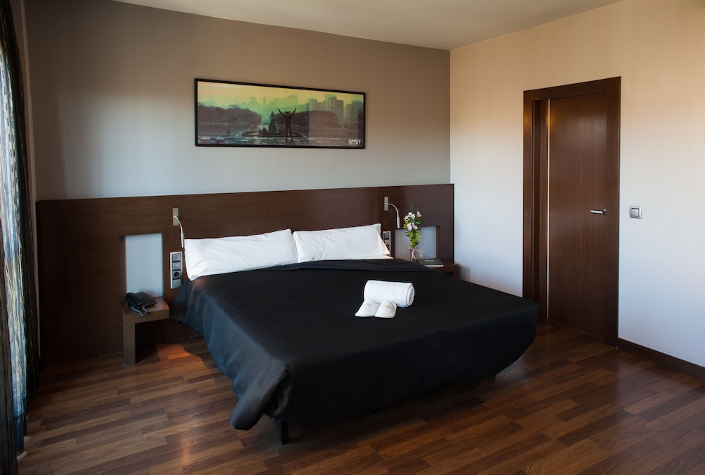 täCH Madrid Airport Hotel 4