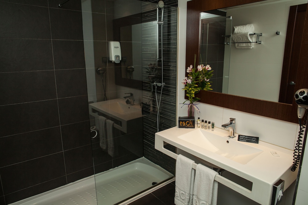 täCH Madrid Airport Hotel 18