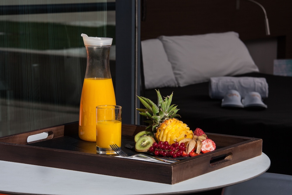 täCH Madrid Airport Hotel 5