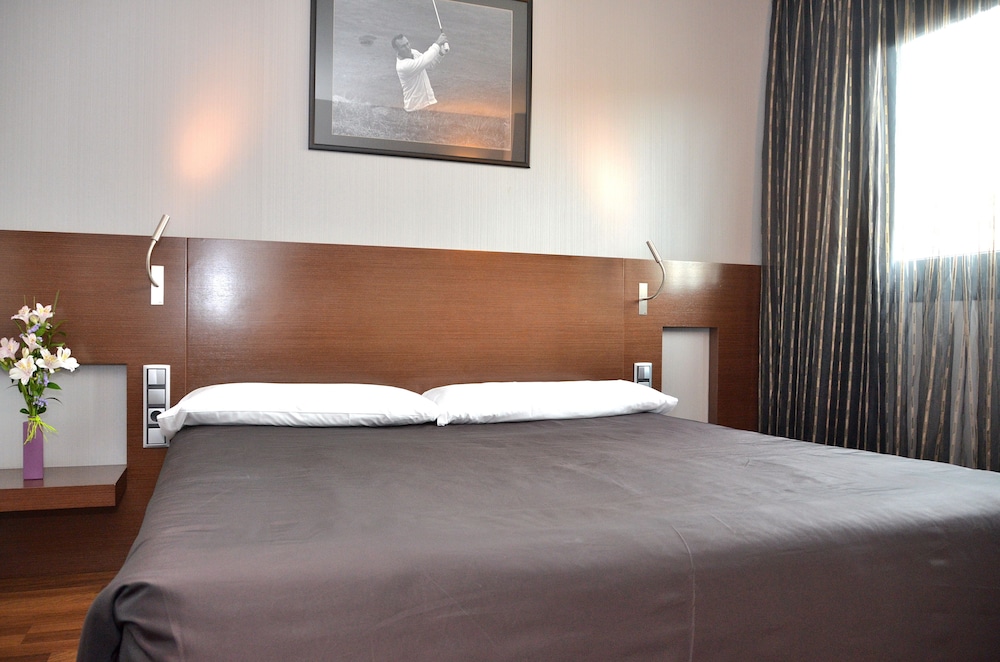 täCH Madrid Airport Hotel 3