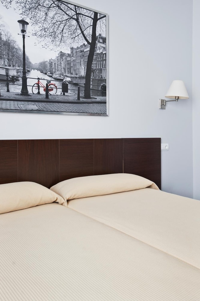 Hostal T4 9