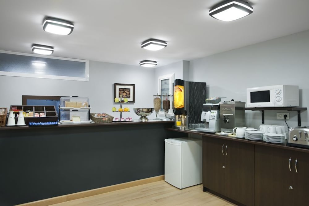 Hostal T4 24