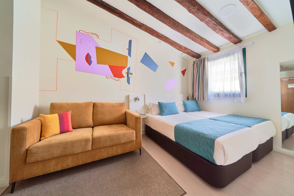 Blume Suites 13