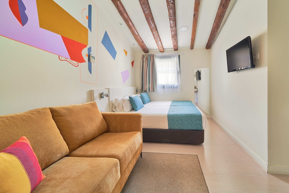 Blume Suites 10