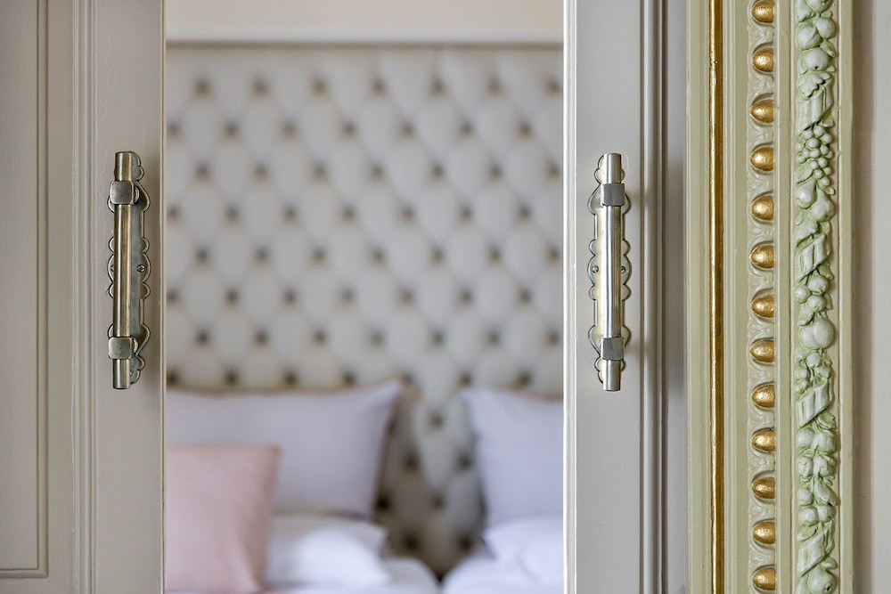El Palauet Royal Suites 15