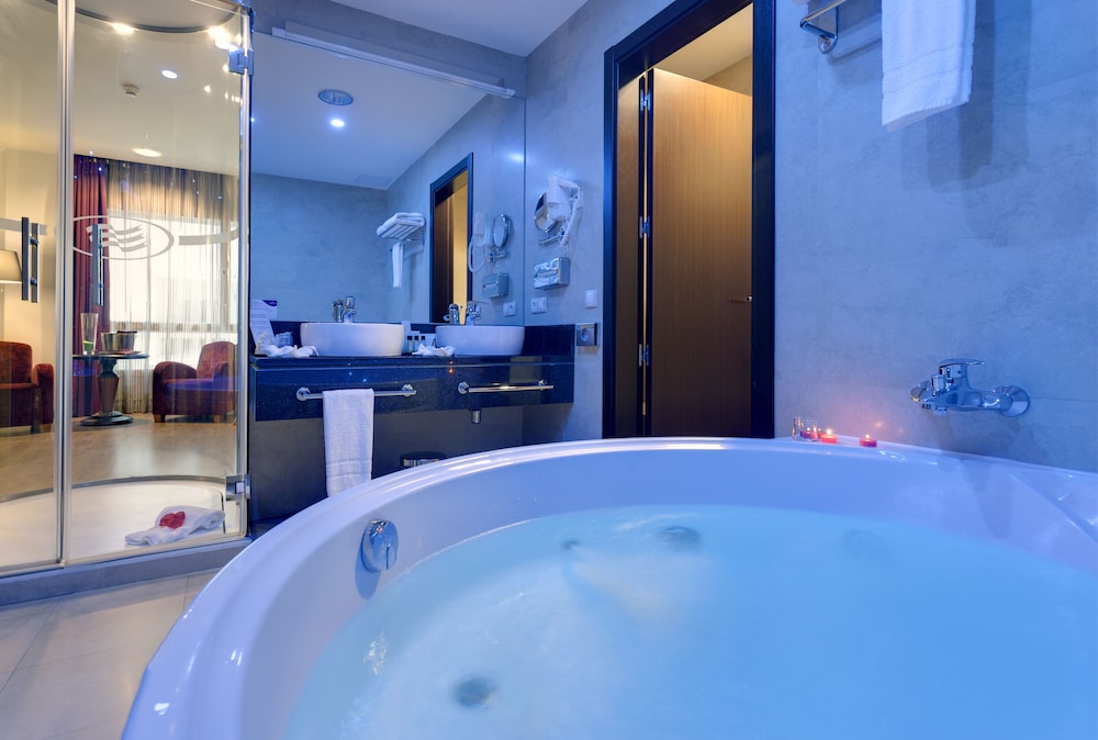Crowne Plaza Madrid Airport 15