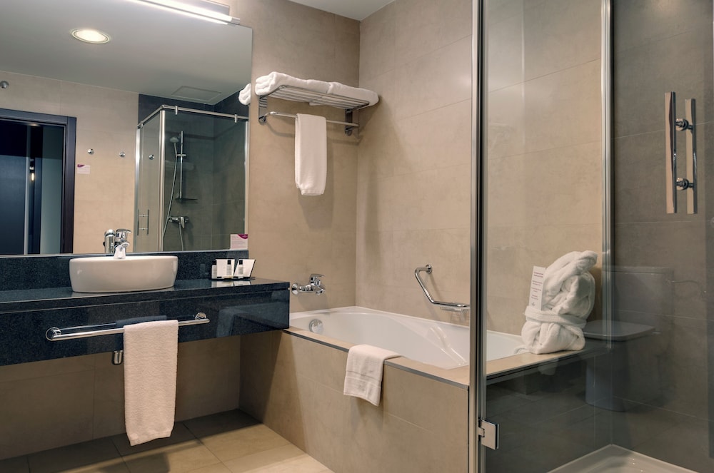 Crowne Plaza Madrid Airport 16