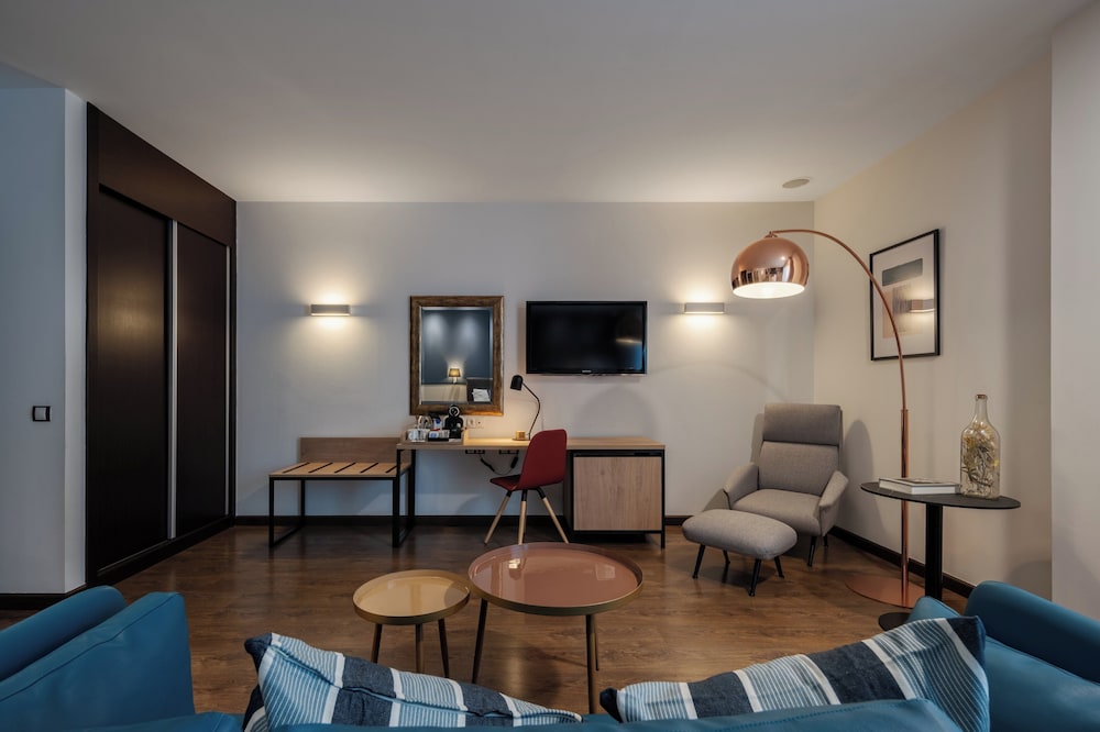 Crowne Plaza Madrid Airport 9
