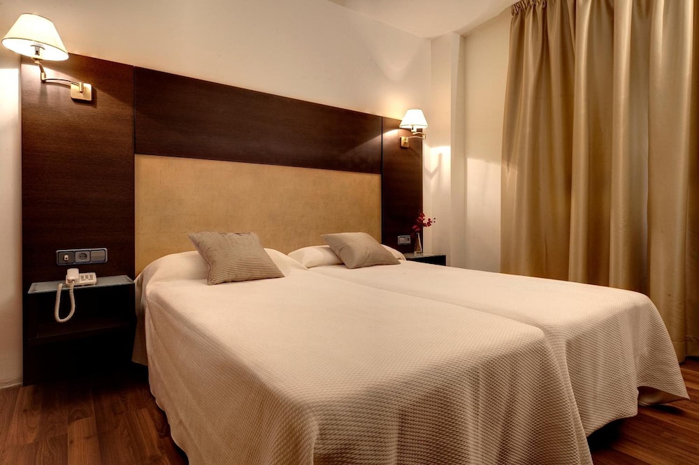 Hotel Madrid Torrejón Plaza 18