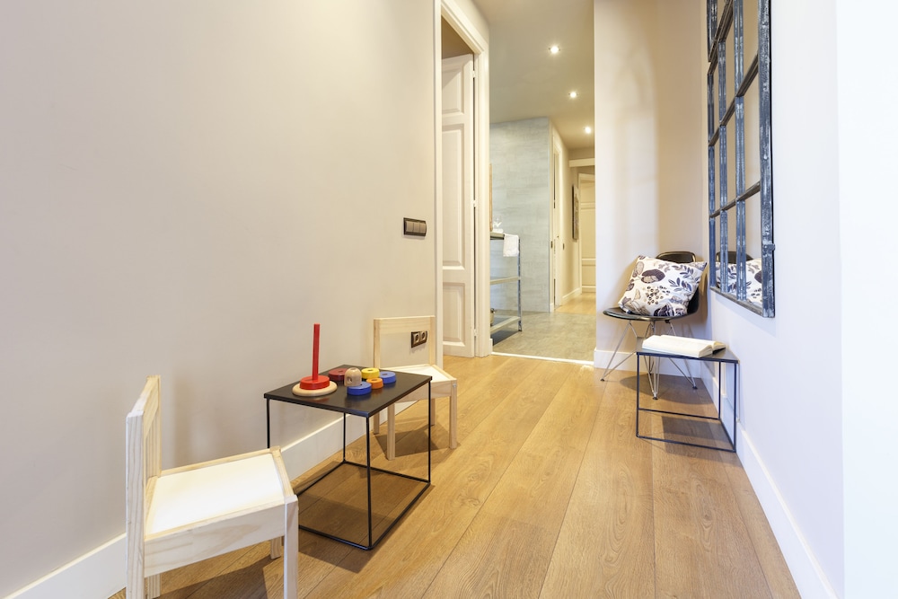 AinB Eixample-Miro Apartments 3