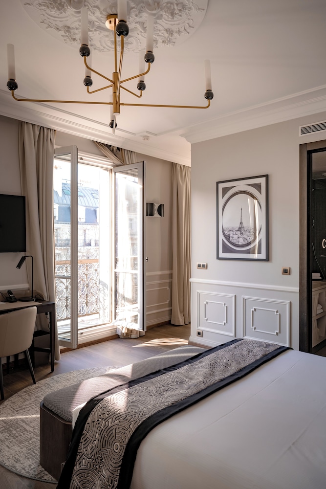 La Clef Tour Eiffel Paris by The Crest Collection 16