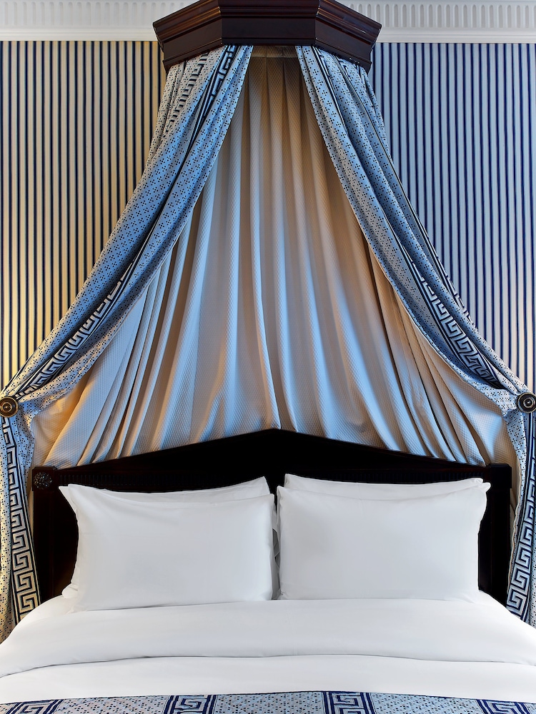 Le Dokhan's, Paris Arc de Triomphe, a Tribute Portfolio Hotel 17