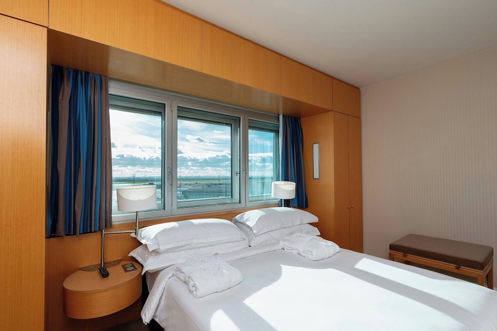 Sheraton Paris Charles de Gaulle Airport Hotel 21