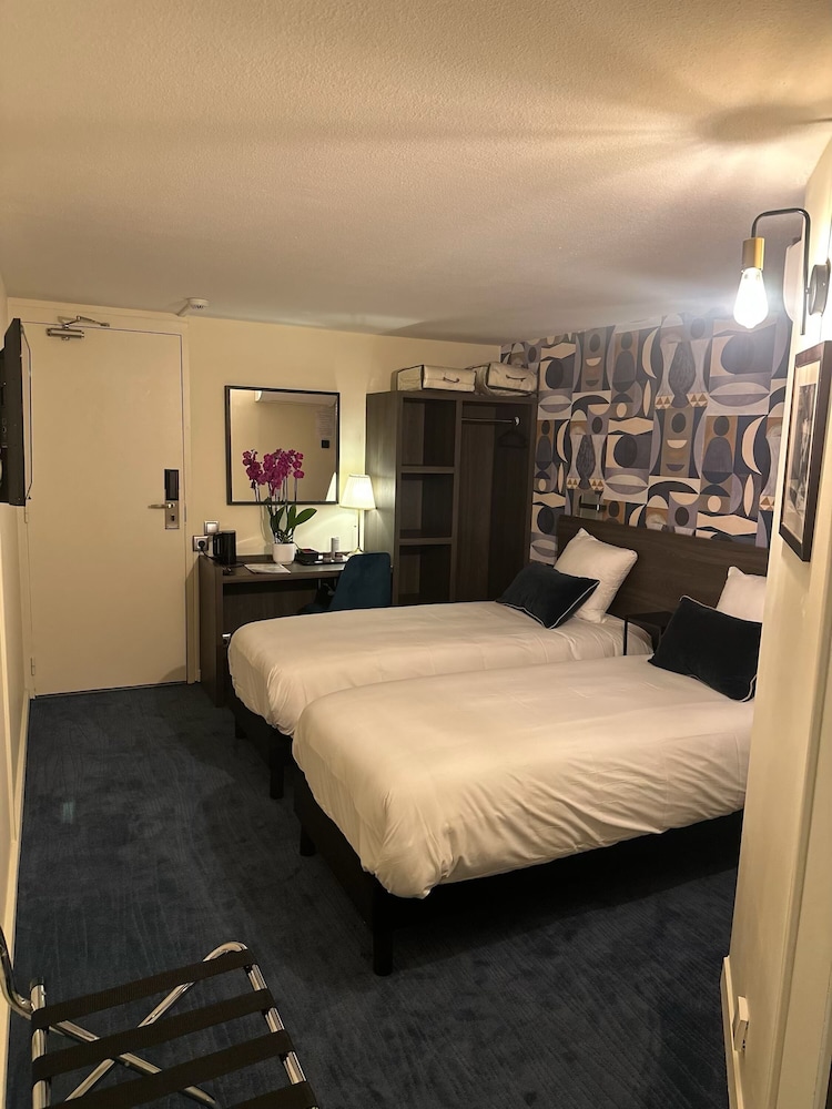 Brit Hotel Confort Orly Morangis 10